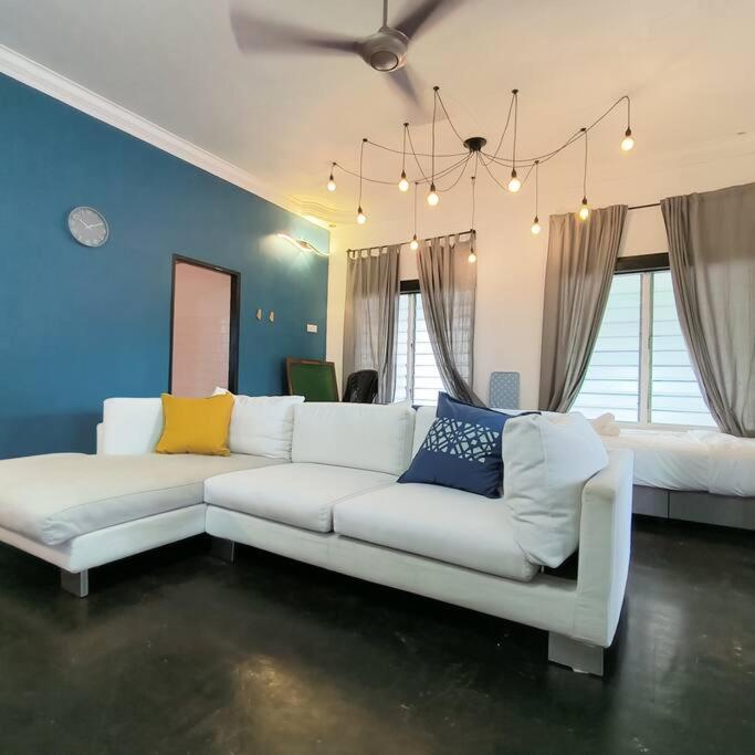 Getaway Hometsay Neaby Beach batu Ferringghi 4BR for 15px photo 1