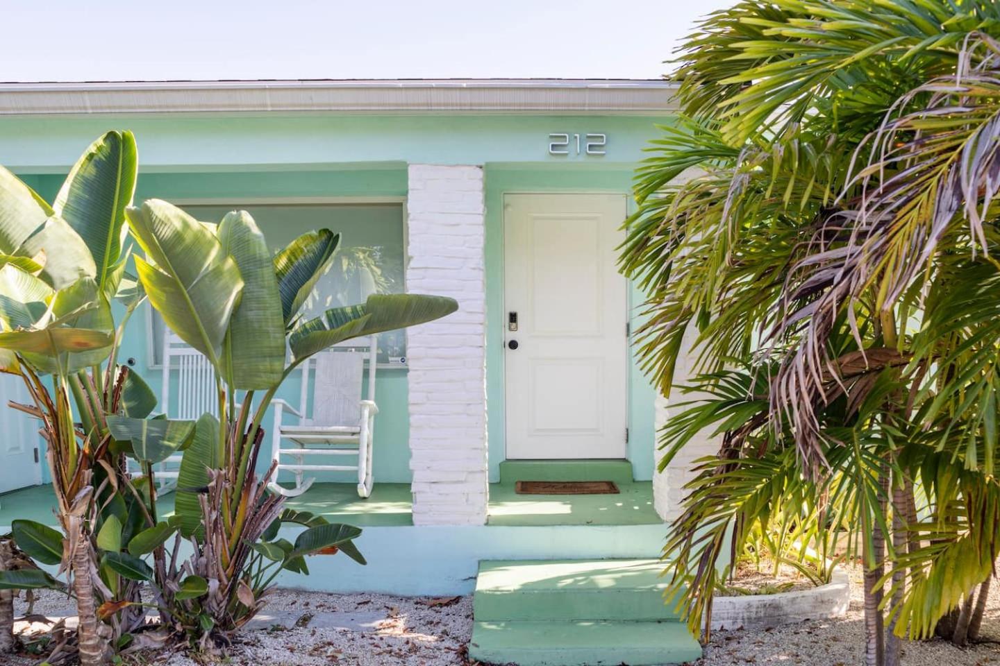 Hotel Beachside Bliss Lush Private Pool, Bbq, King Bed - Image 1