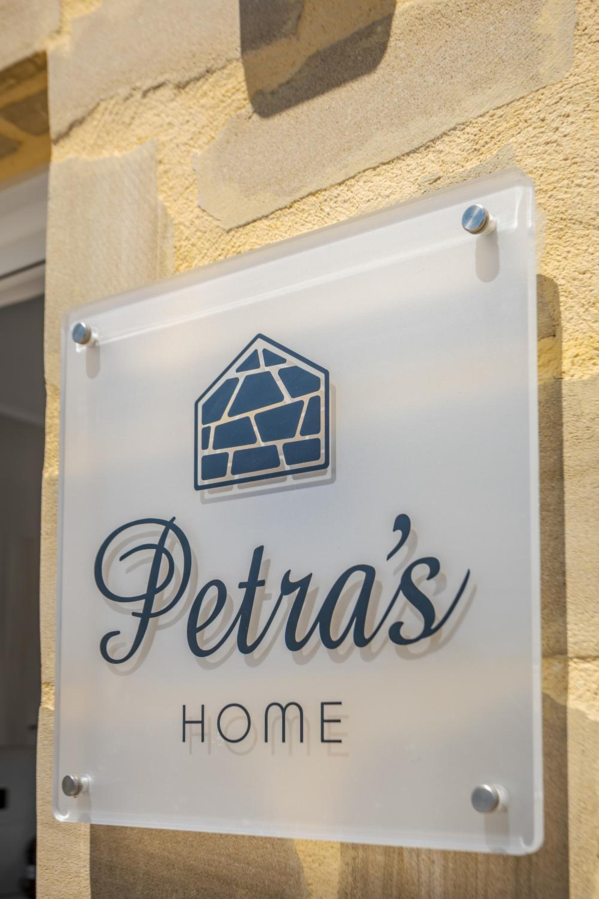 Petra's Charming Home, 500m to Beach