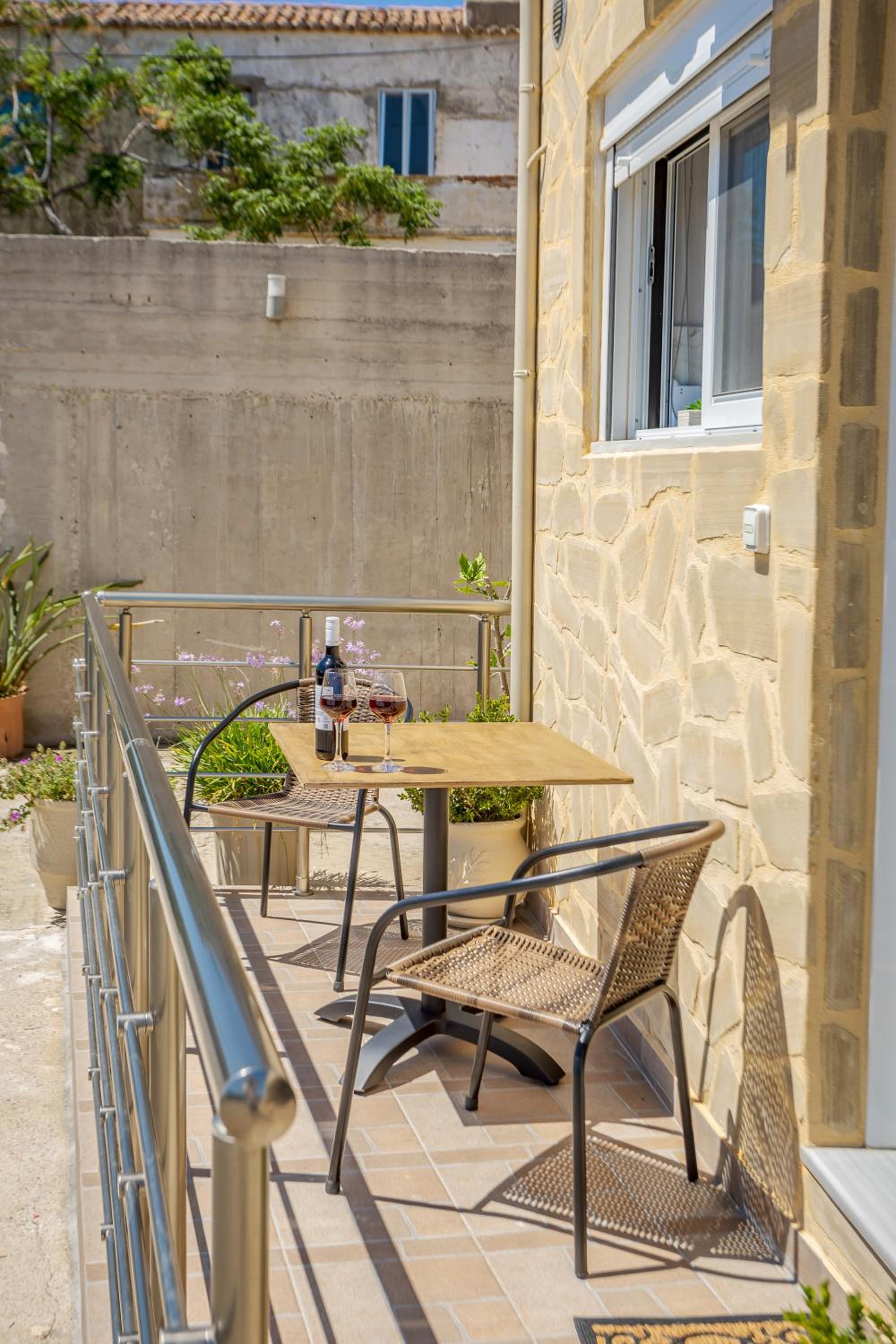Petra's Charming Home, 500m to Beach