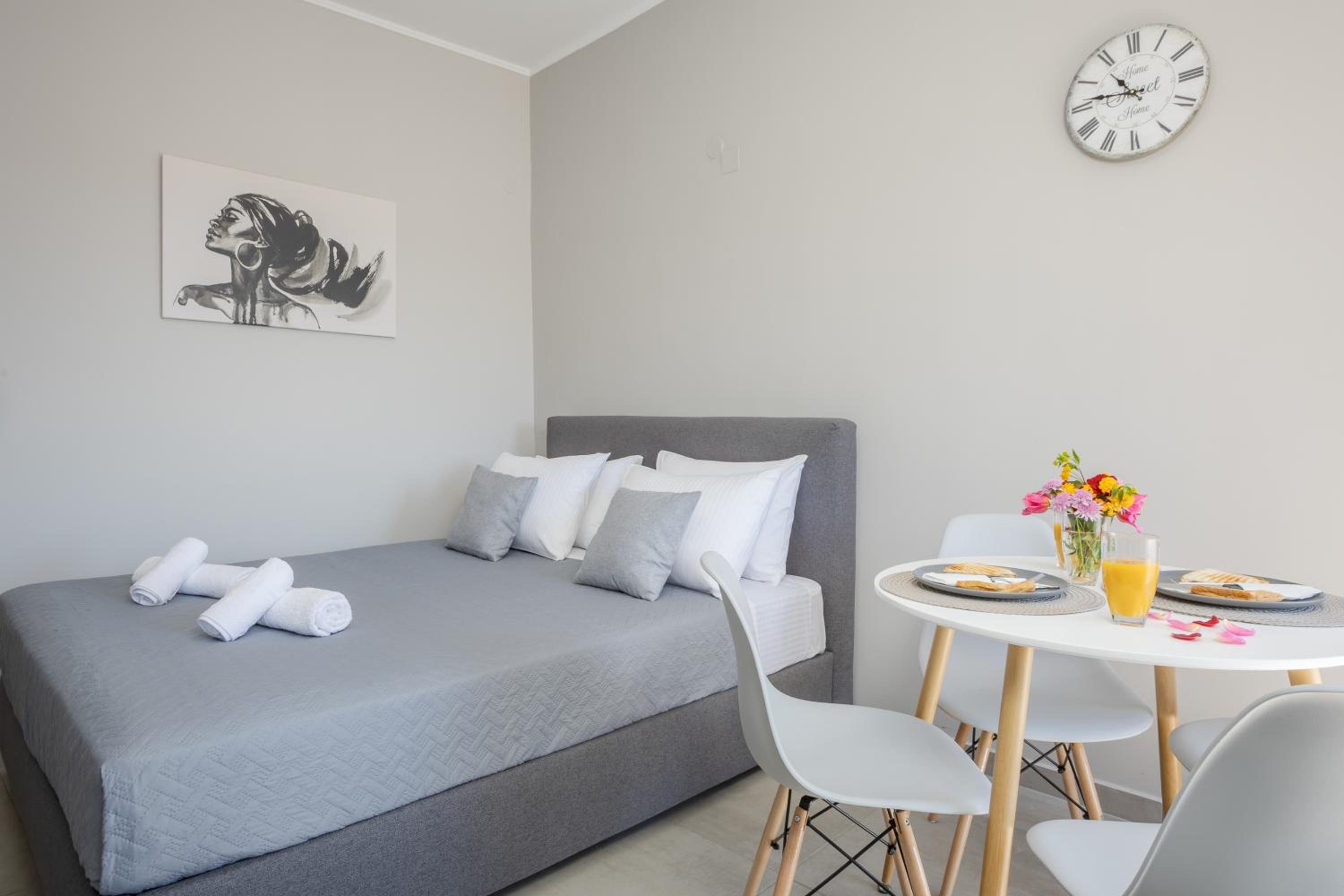 Petra's Charming Home, 500m to Beach