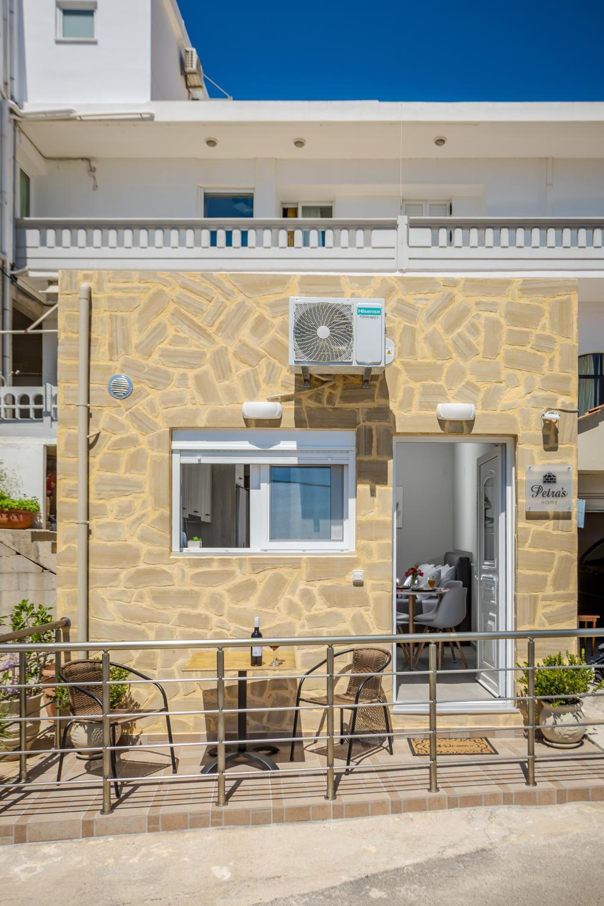 Petra's Charming Home, 500m to Beach