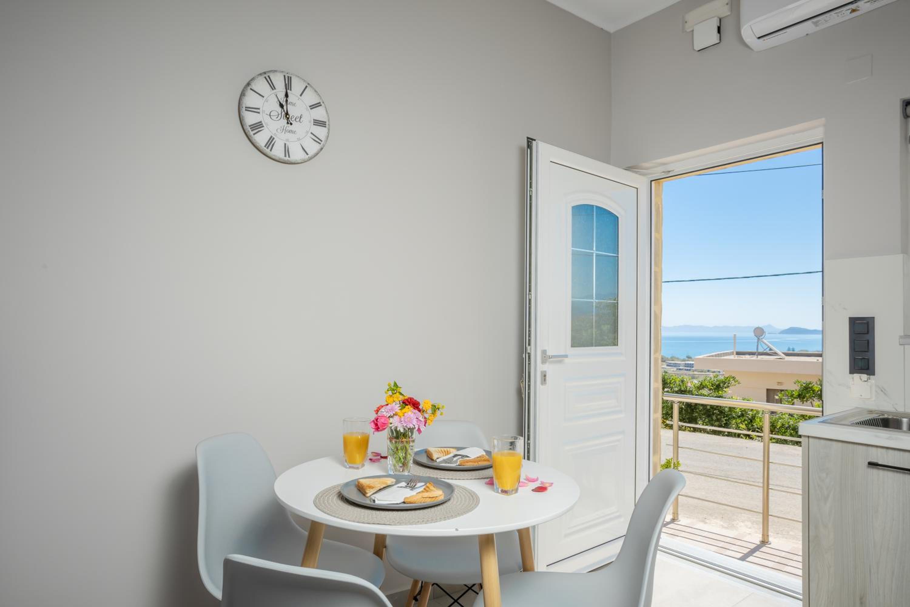 Petra's Charming Home, 500m to Beach photo 4