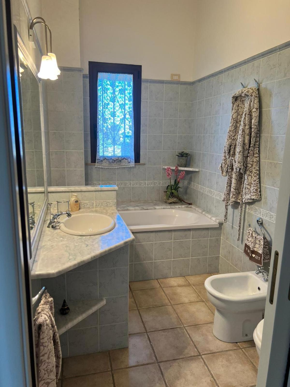 Casa Robi en Flumini di Quartu — bathroom