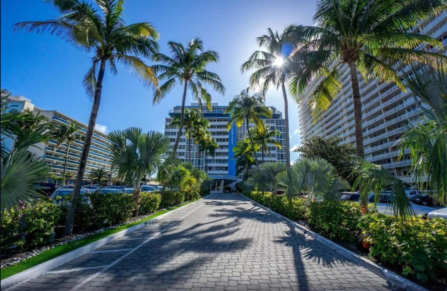 Beachfront Condo with Pool, Balcony & Ocean Views