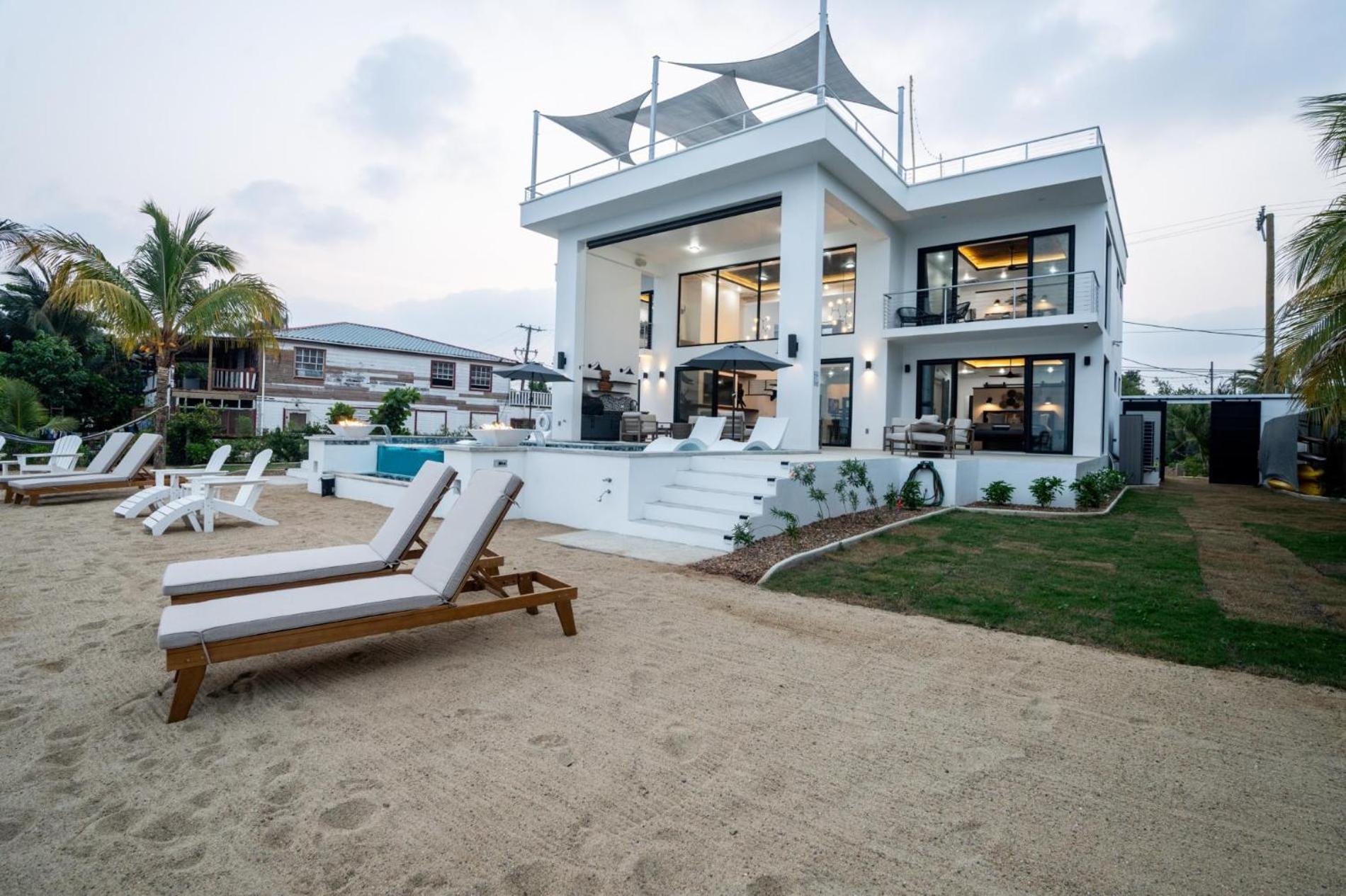Spacious 4-Bed Villa in Placencia Village w Pool