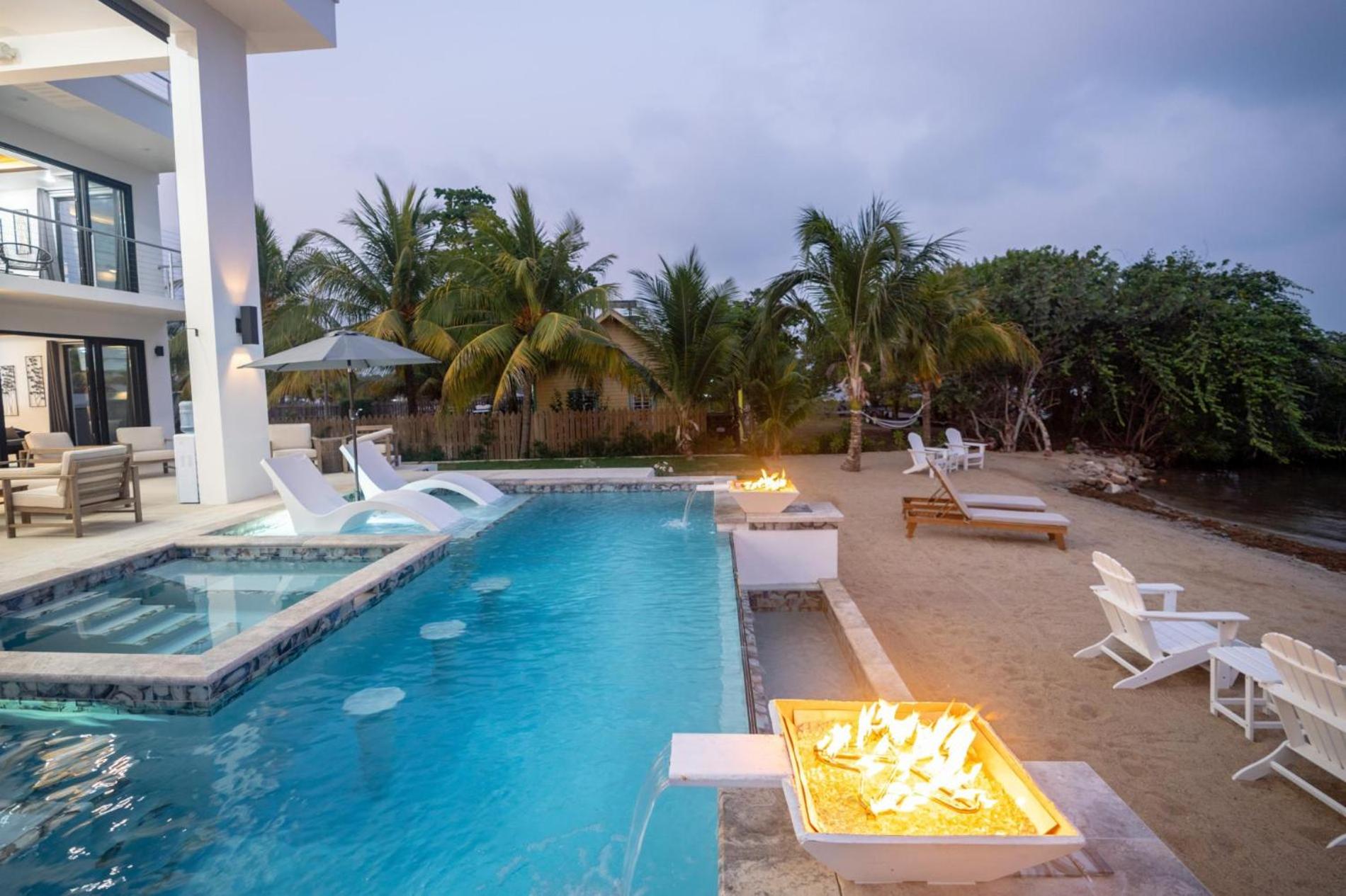 Spacious 4-Bed Villa in Placencia Village w Pool