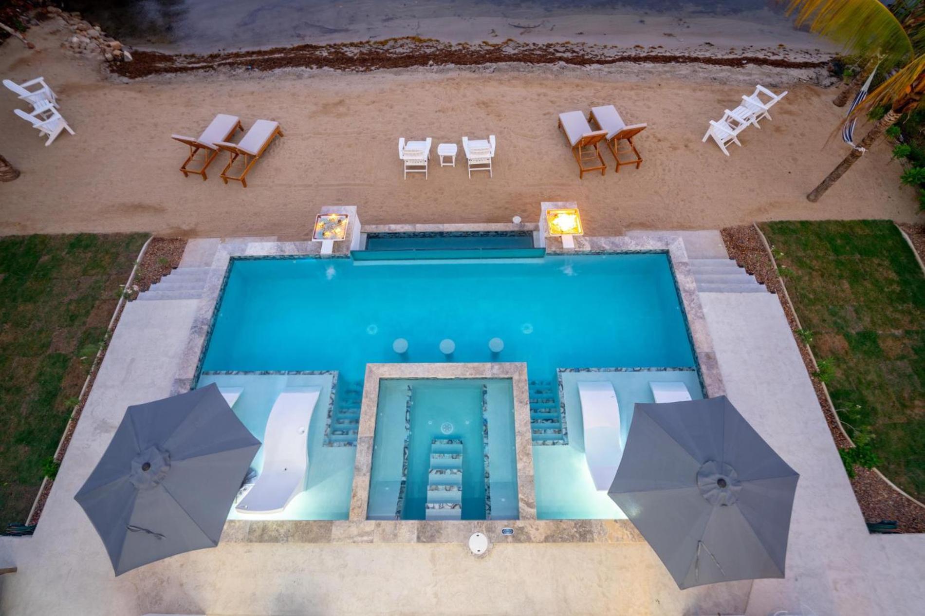 Spacious 4-Bed Villa in Placencia Village w Pool