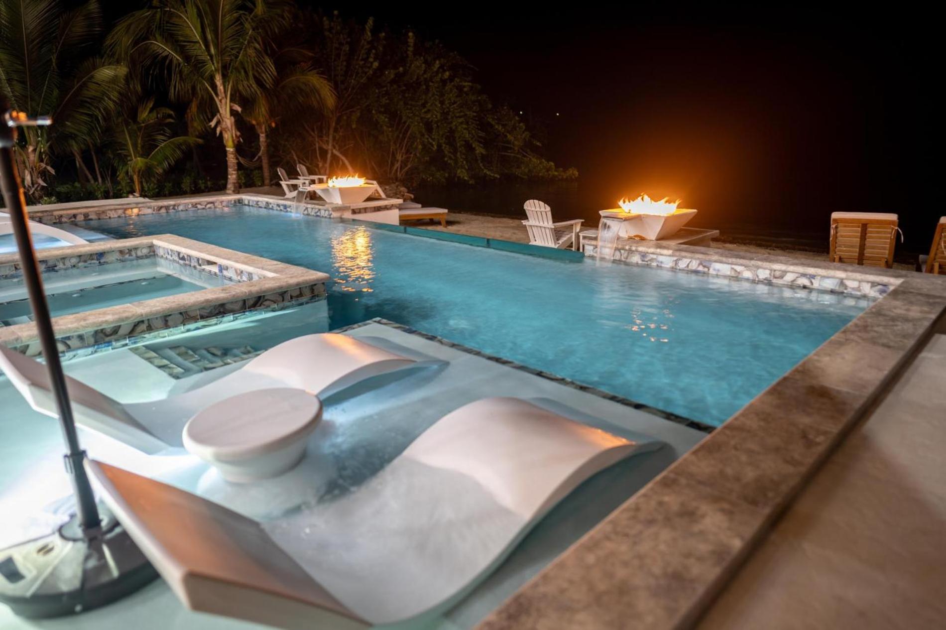 Spacious 4-Bed Villa in Placencia Village w Pool