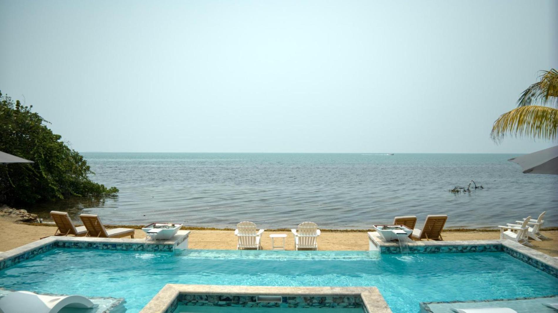 Spacious 4-Bed Villa in Placencia Village w Pool