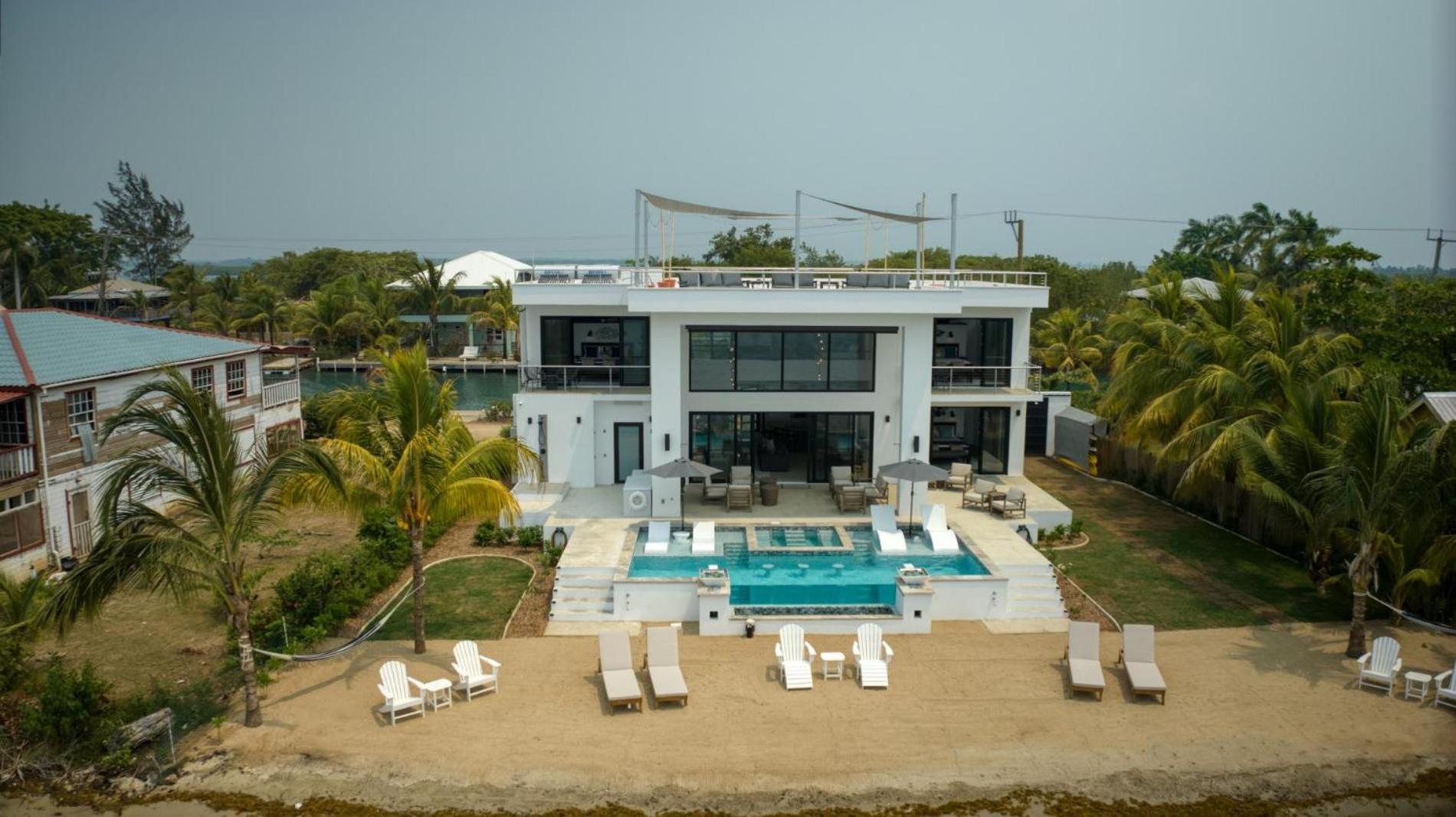 Spacious 4-Bed Villa in Placencia Village w Pool