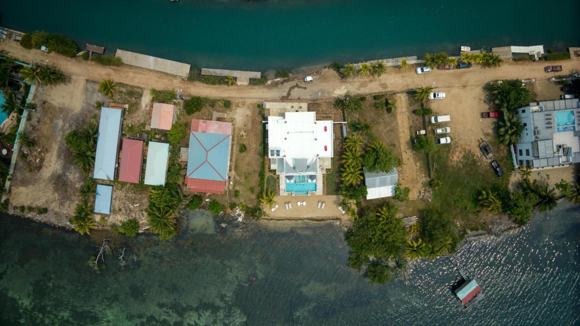 Spacious 4-Bed Villa in Placencia Village w Pool