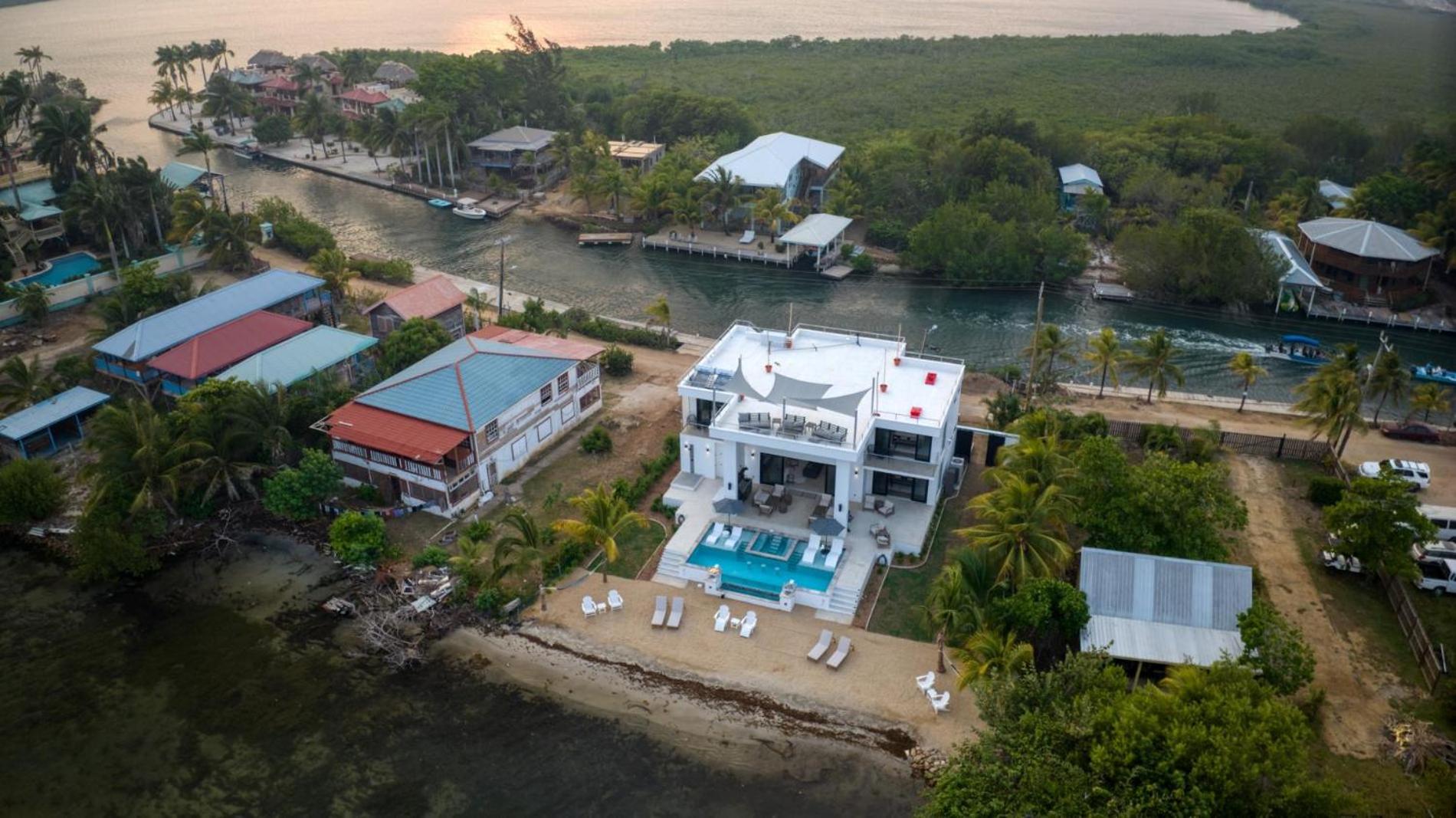 Spacious 4-Bed Villa in Placencia Village w Pool