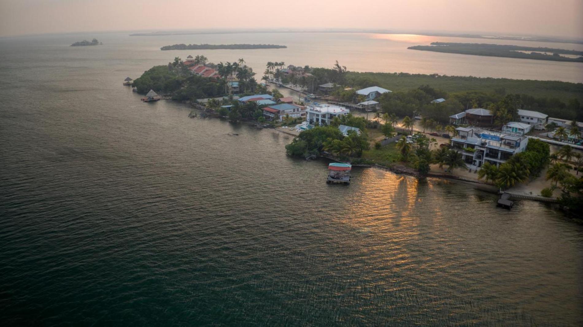Spacious 4-Bed Villa in Placencia Village w Pool