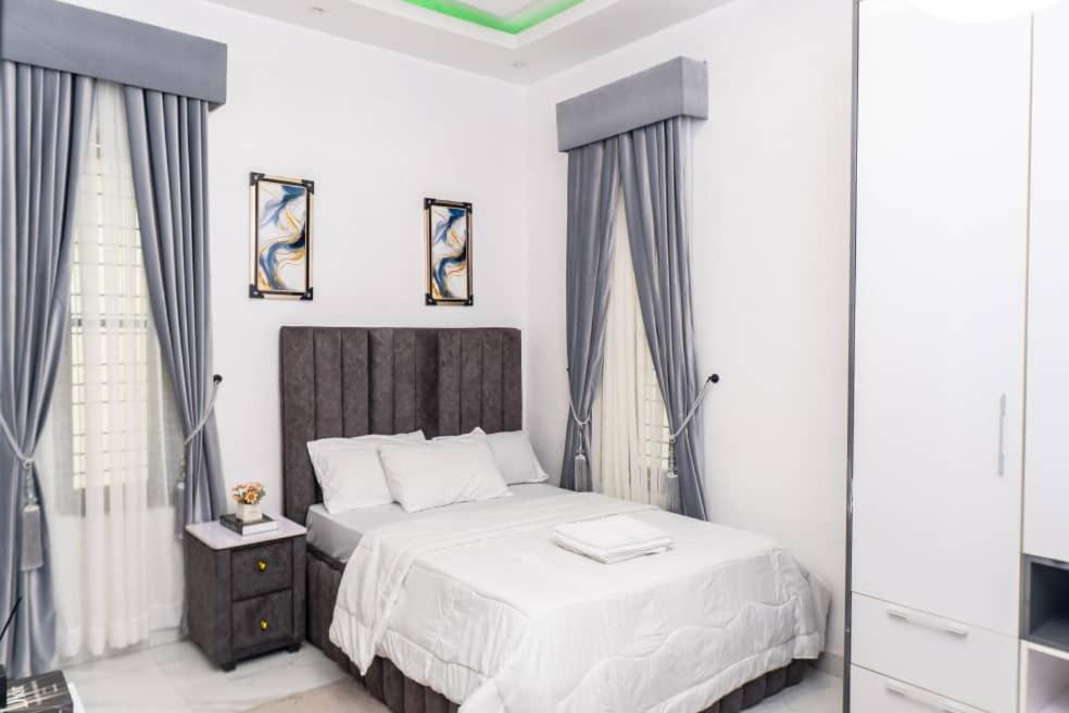 Urban Retreat Luxury Shortlet Apartment Lekki ajah Lagos with pool and gym