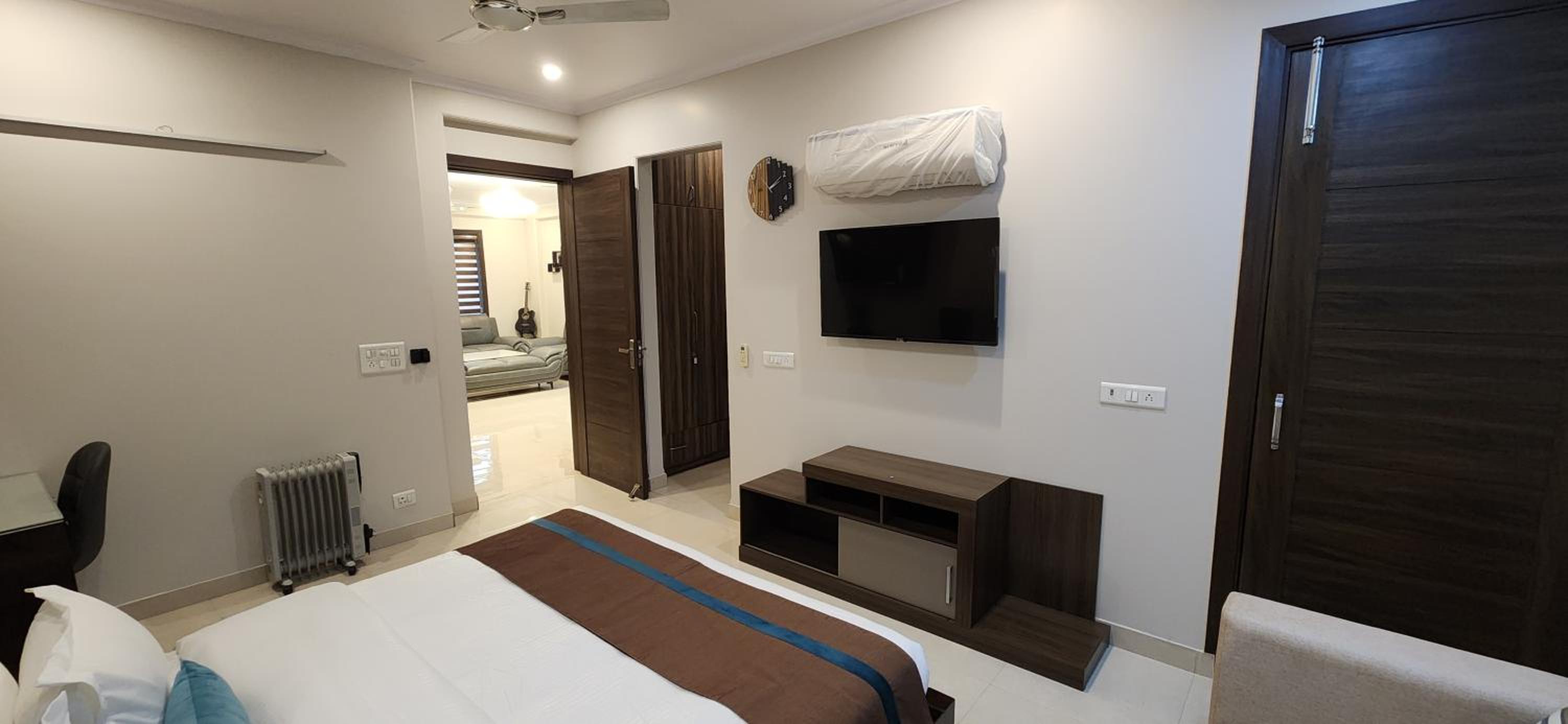 Vacation Paradise- Luxurious 3-bhk Flat near IGI Airport and ICC view 2