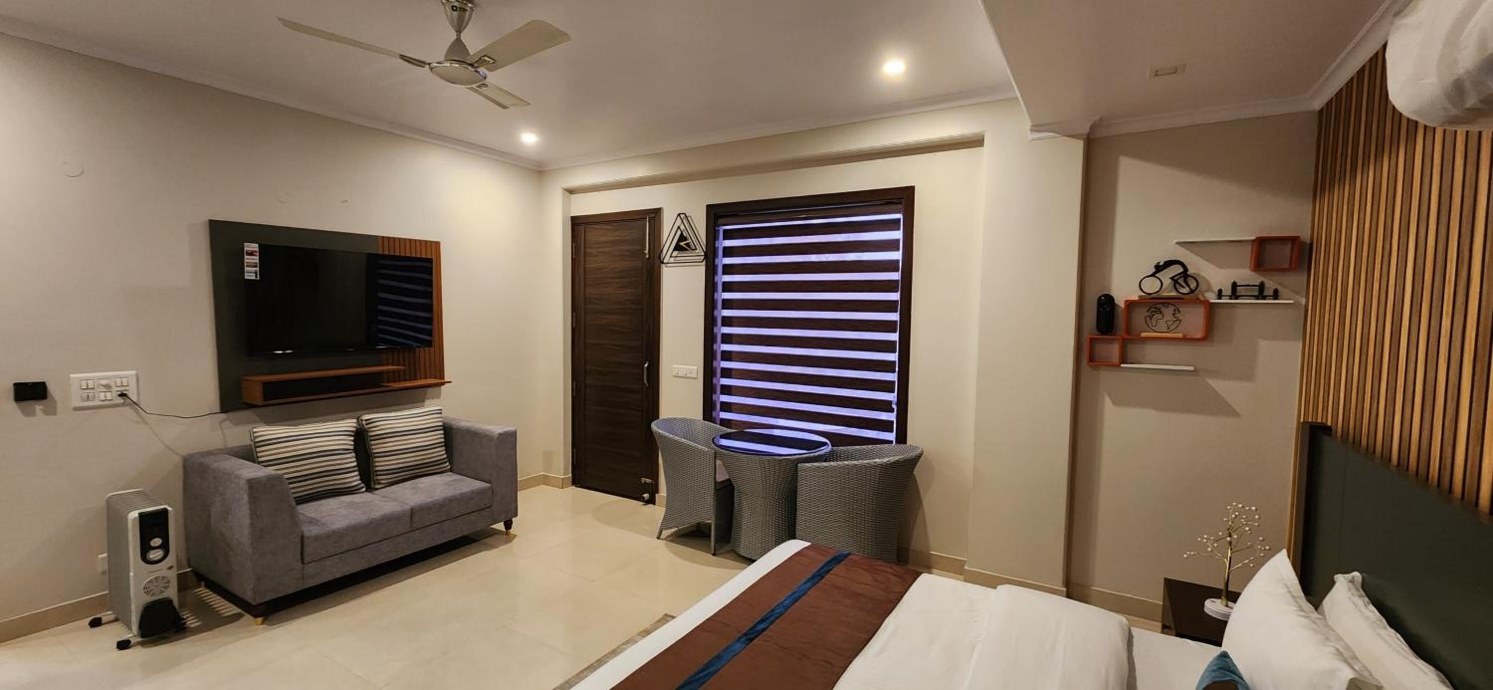 Vacation Paradise- Luxurious 3-bhk Flat near IGI Airport and ICC view 3