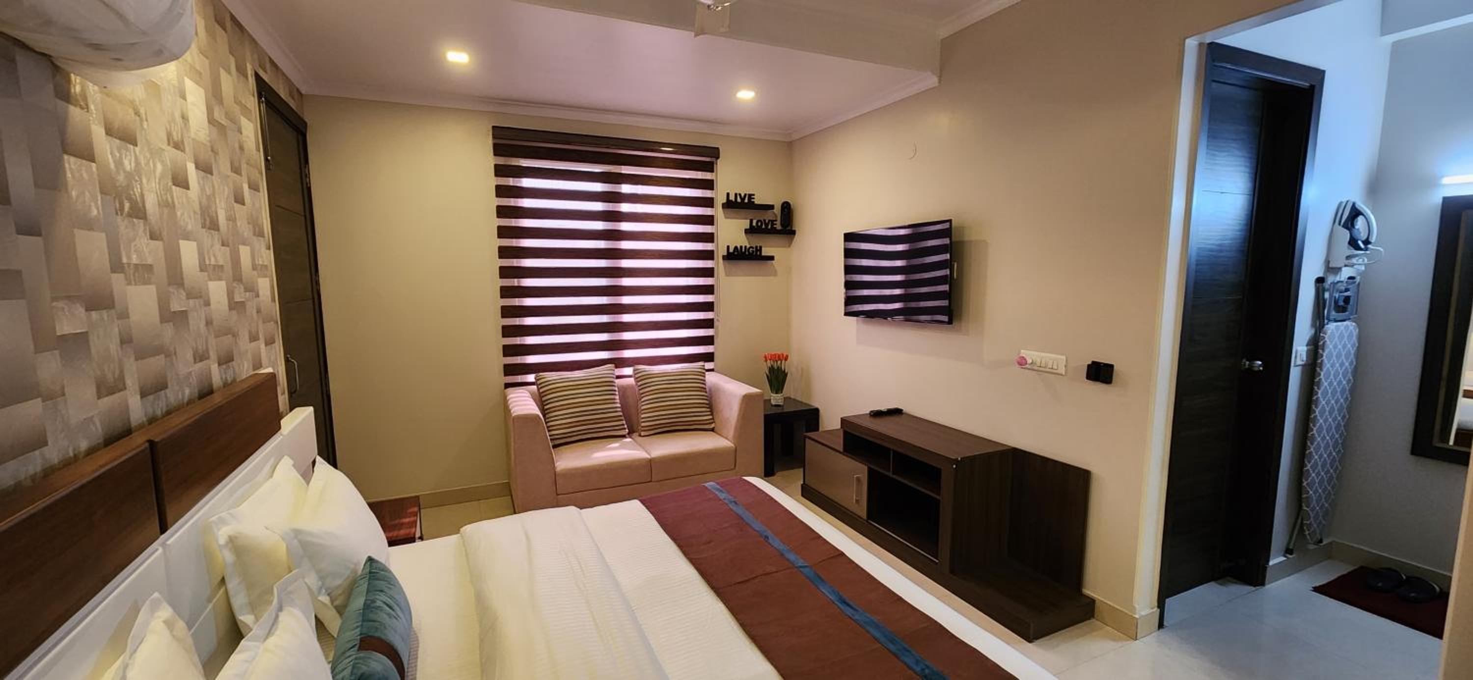 Vacation Paradise- Luxurious 3-bhk Flat near IGI Airport and ICC view 5