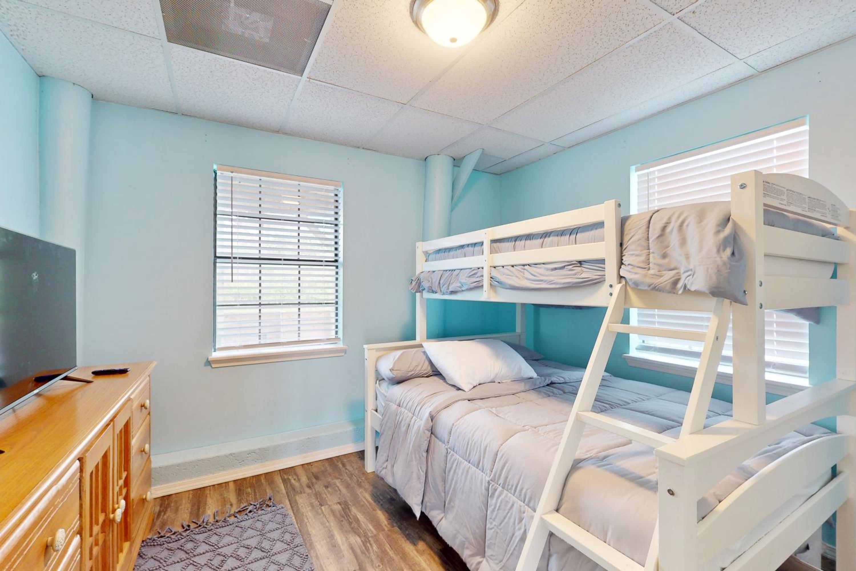 Bay Views and Beach Access Ingleside Getaway