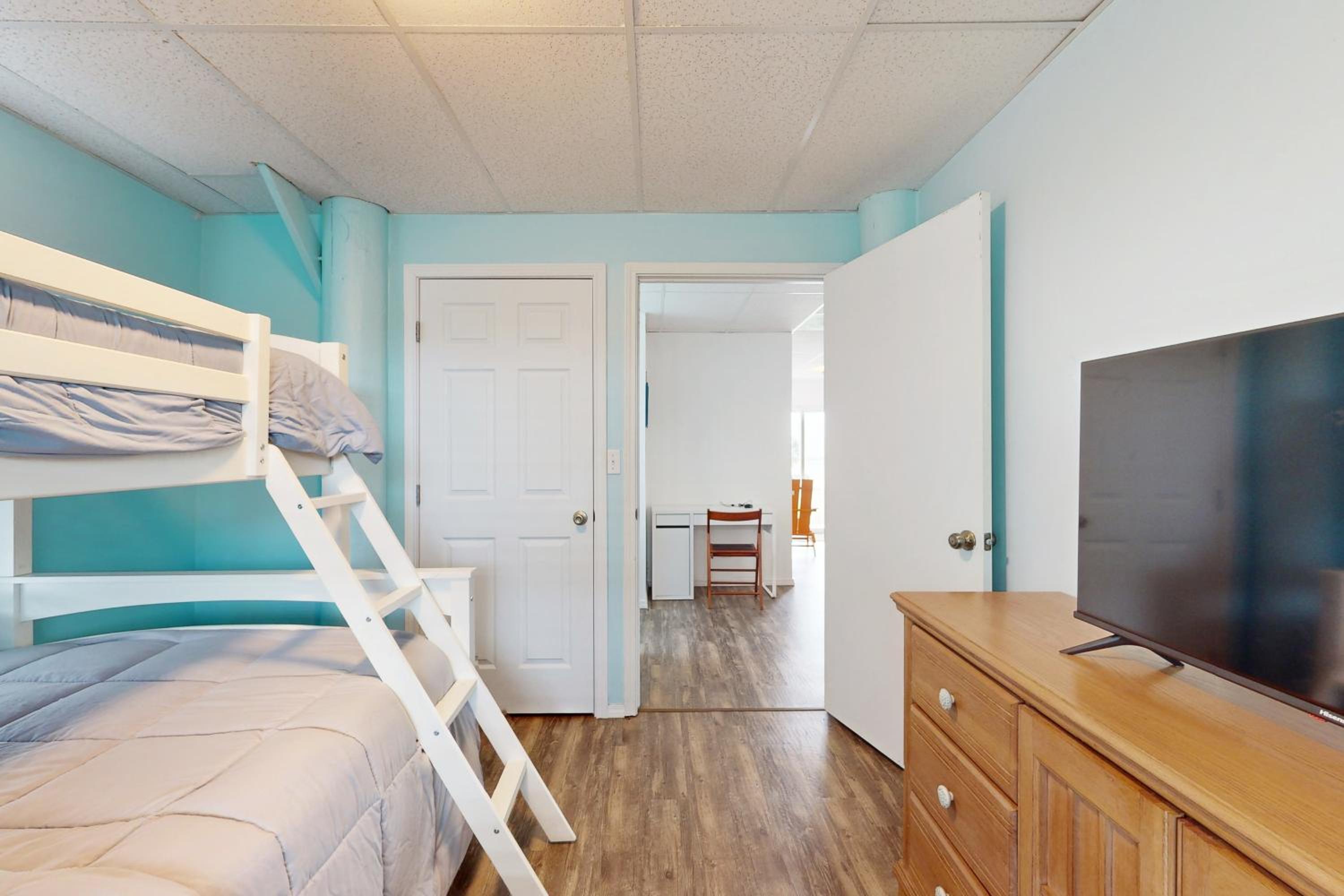 Bay Views and Beach Access Ingleside Getaway