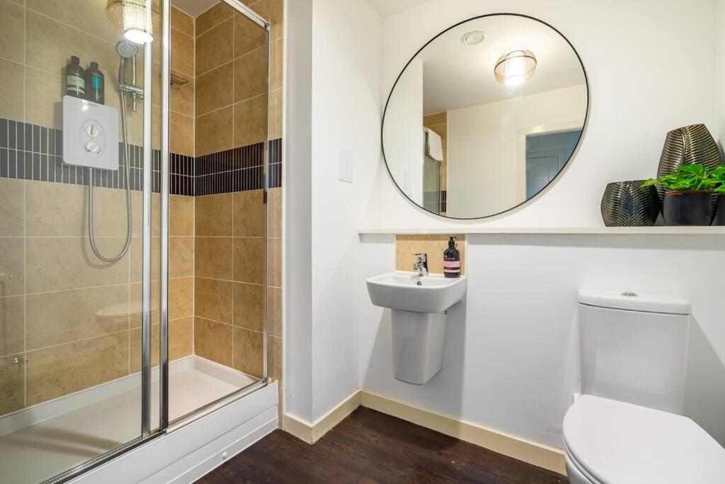 Bright, modern 2 bedroom house with free parking! view 2