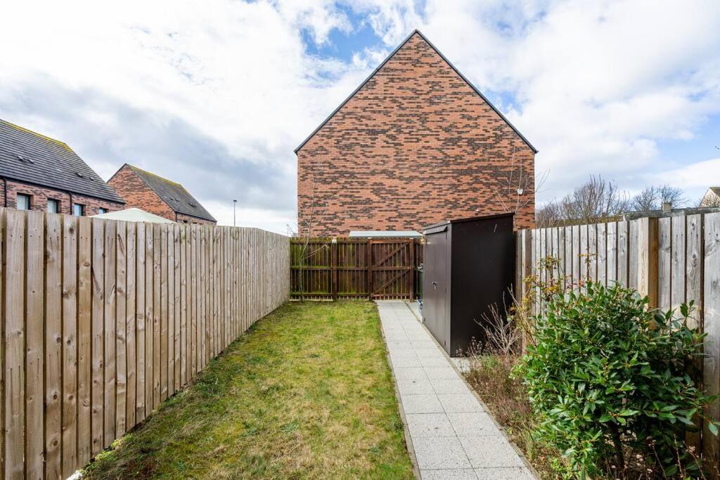 Bright, modern 2 bedroom house with free parking! view 3