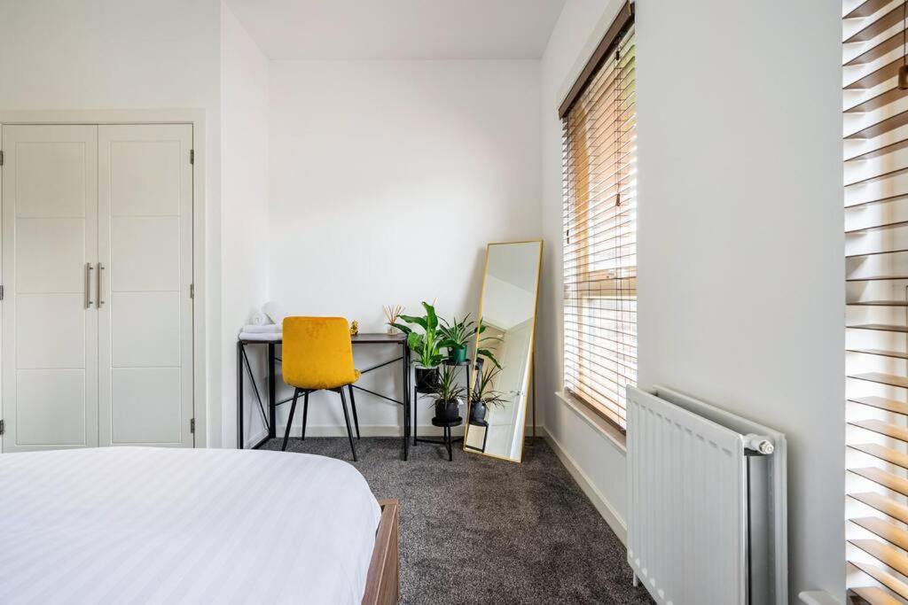Bright, modern 2 bedroom house with free parking! view 4