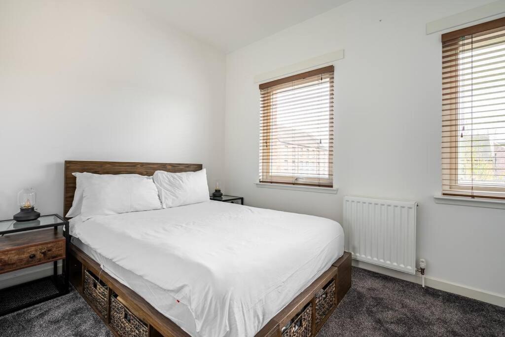 Bright, modern 2 bedroom house with free parking! view 5