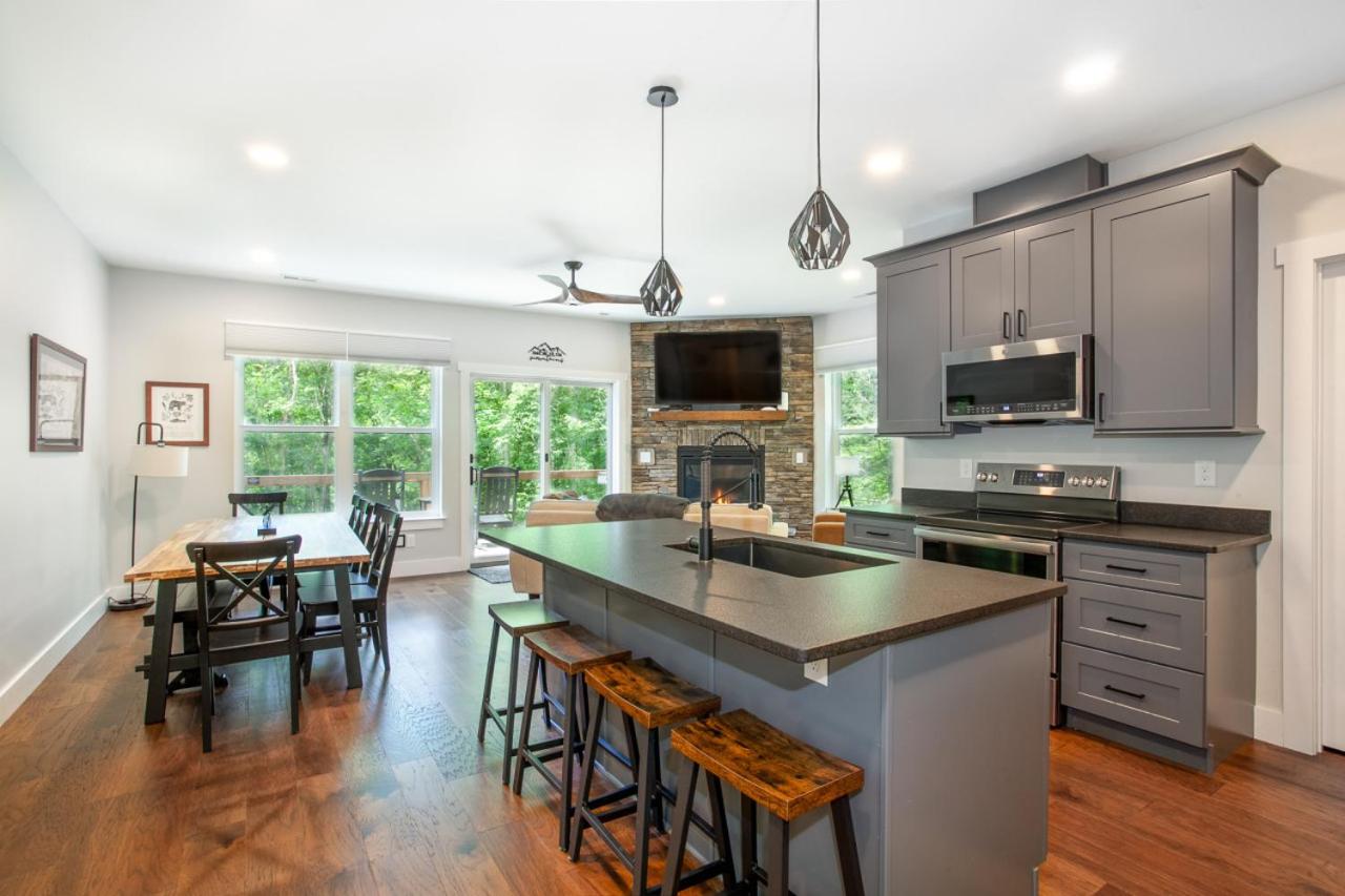 Townsend Gem: Retreat with Hot Tub & Fire Pit