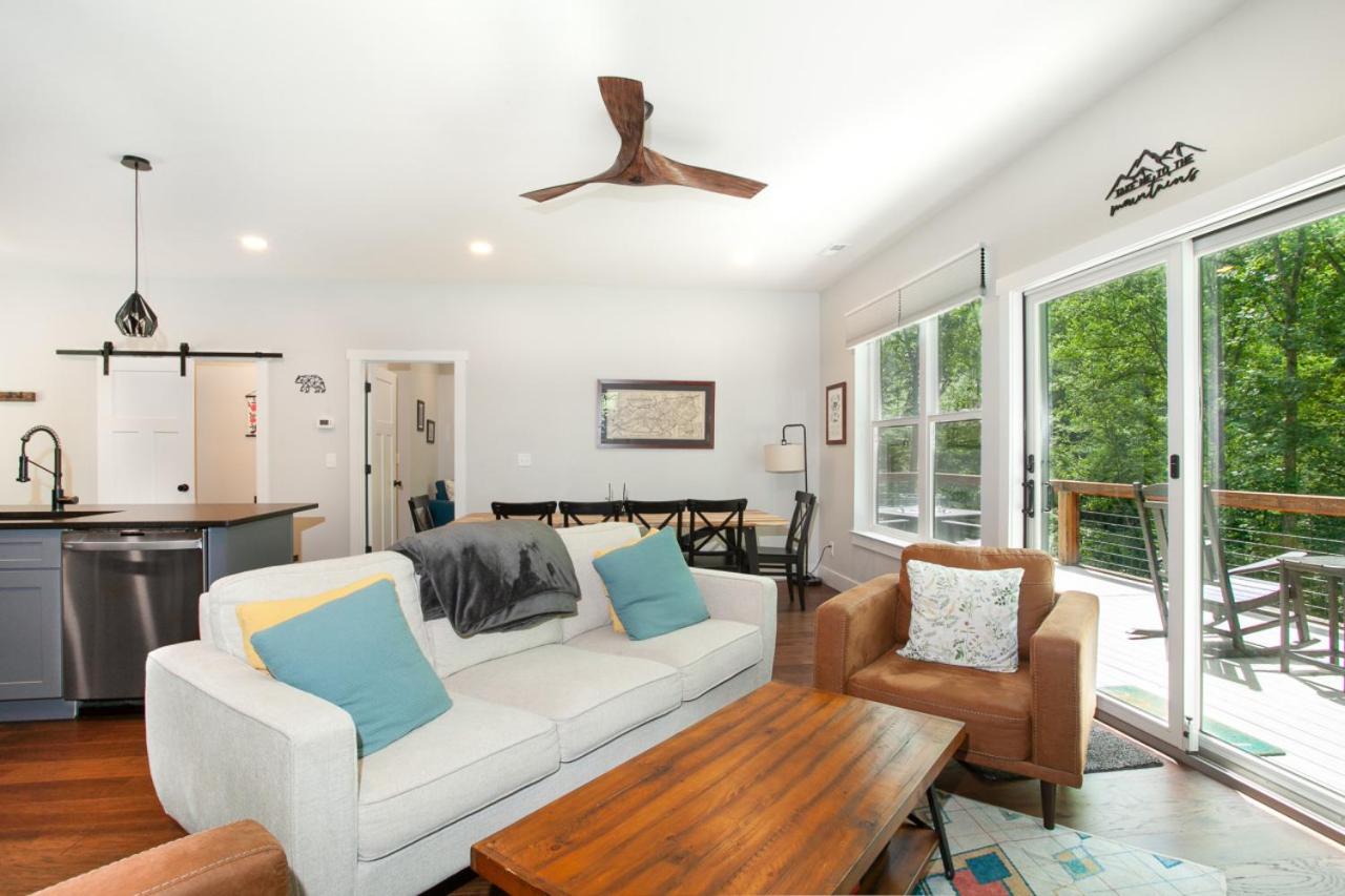Townsend Gem: Retreat with Hot Tub & Fire Pit