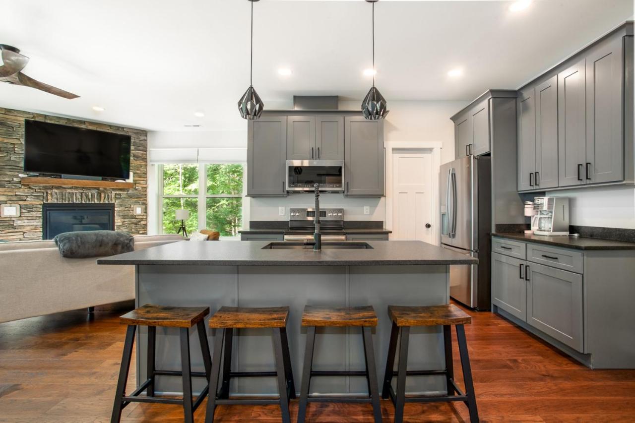 Townsend Gem: Retreat with Hot Tub & Fire Pit