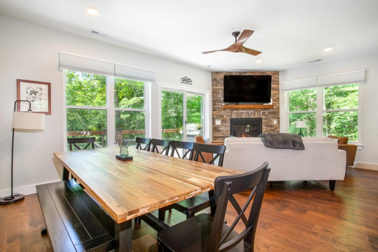 Townsend Gem: Retreat with Hot Tub & Fire Pit
