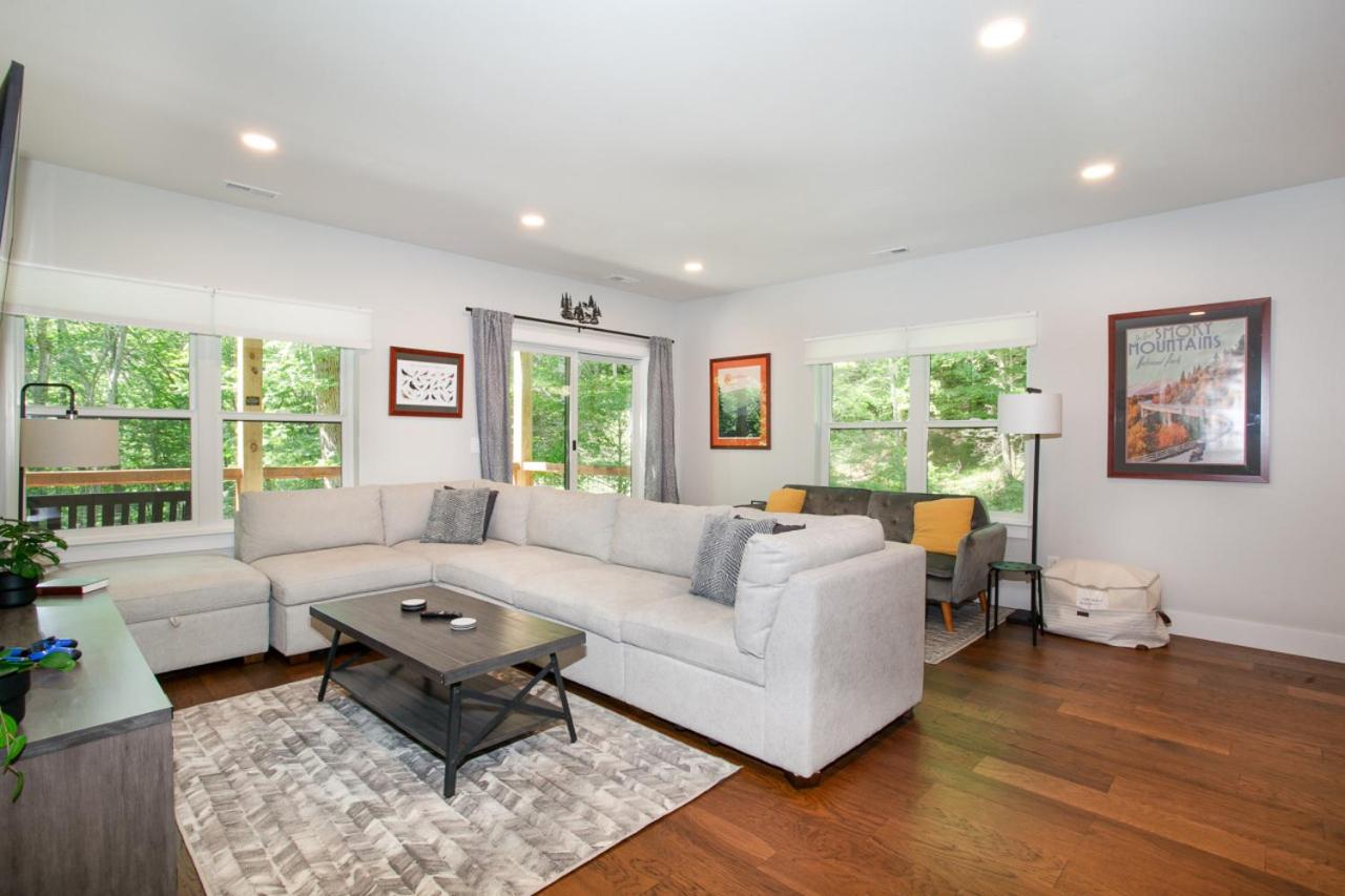 Townsend Gem: Retreat with Hot Tub & Fire Pit