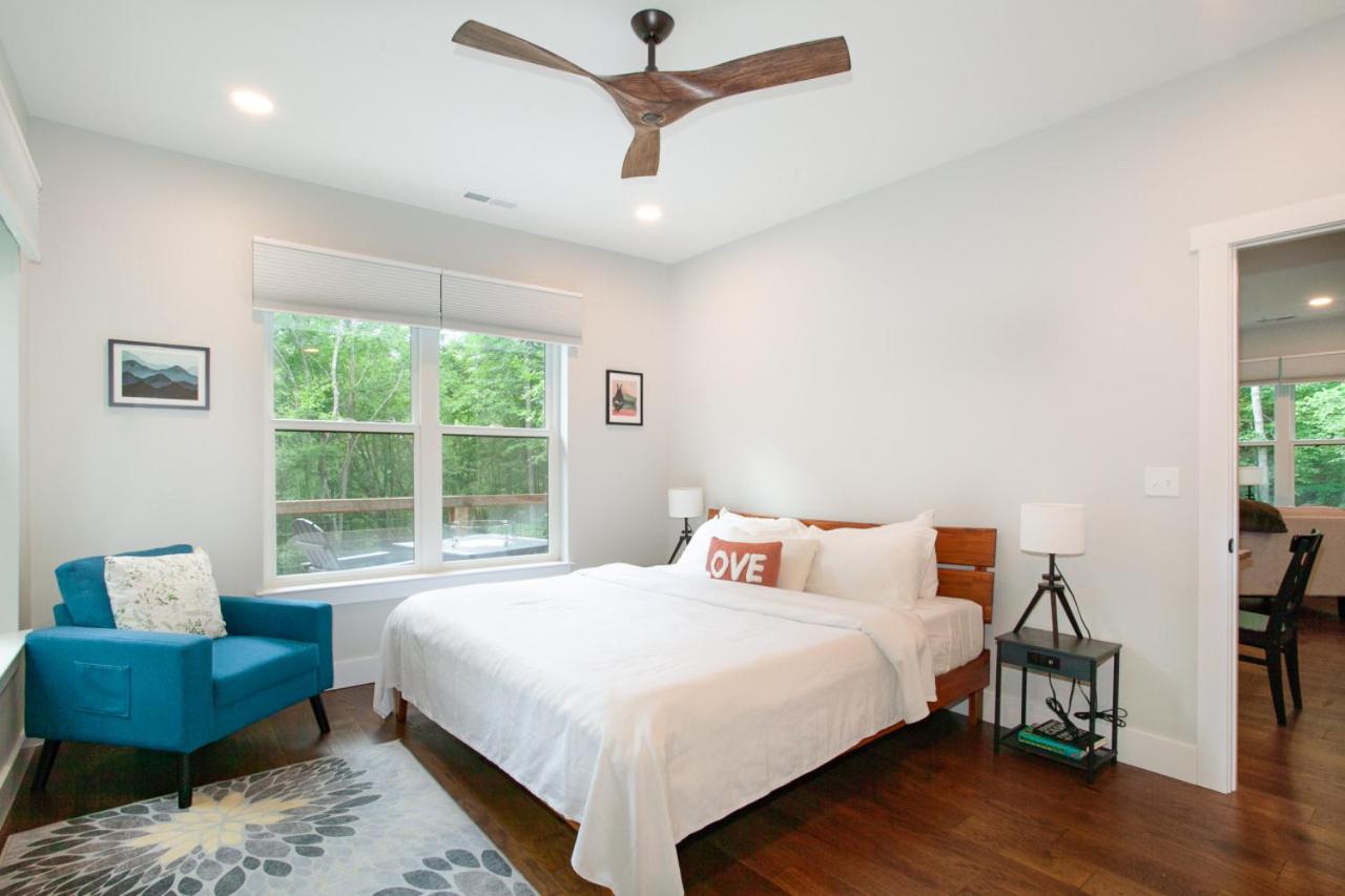 Townsend Gem: Retreat with Hot Tub & Fire Pit