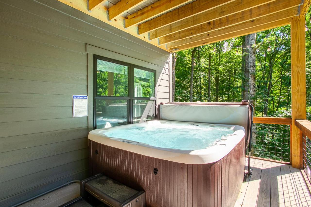 Townsend Gem: Retreat with Hot Tub & Fire Pit