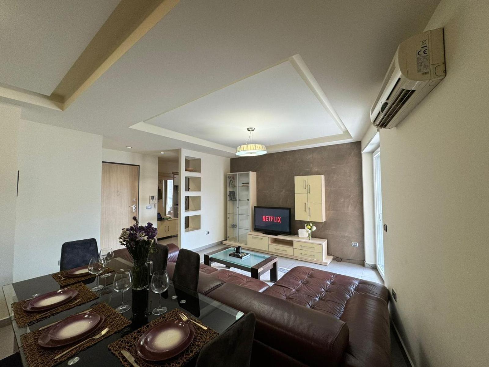 Diem Apartment near Pazari i Ri