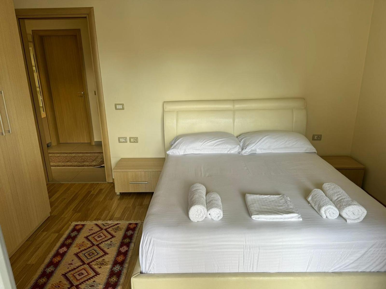 Diem Apartment near Pazari i Ri