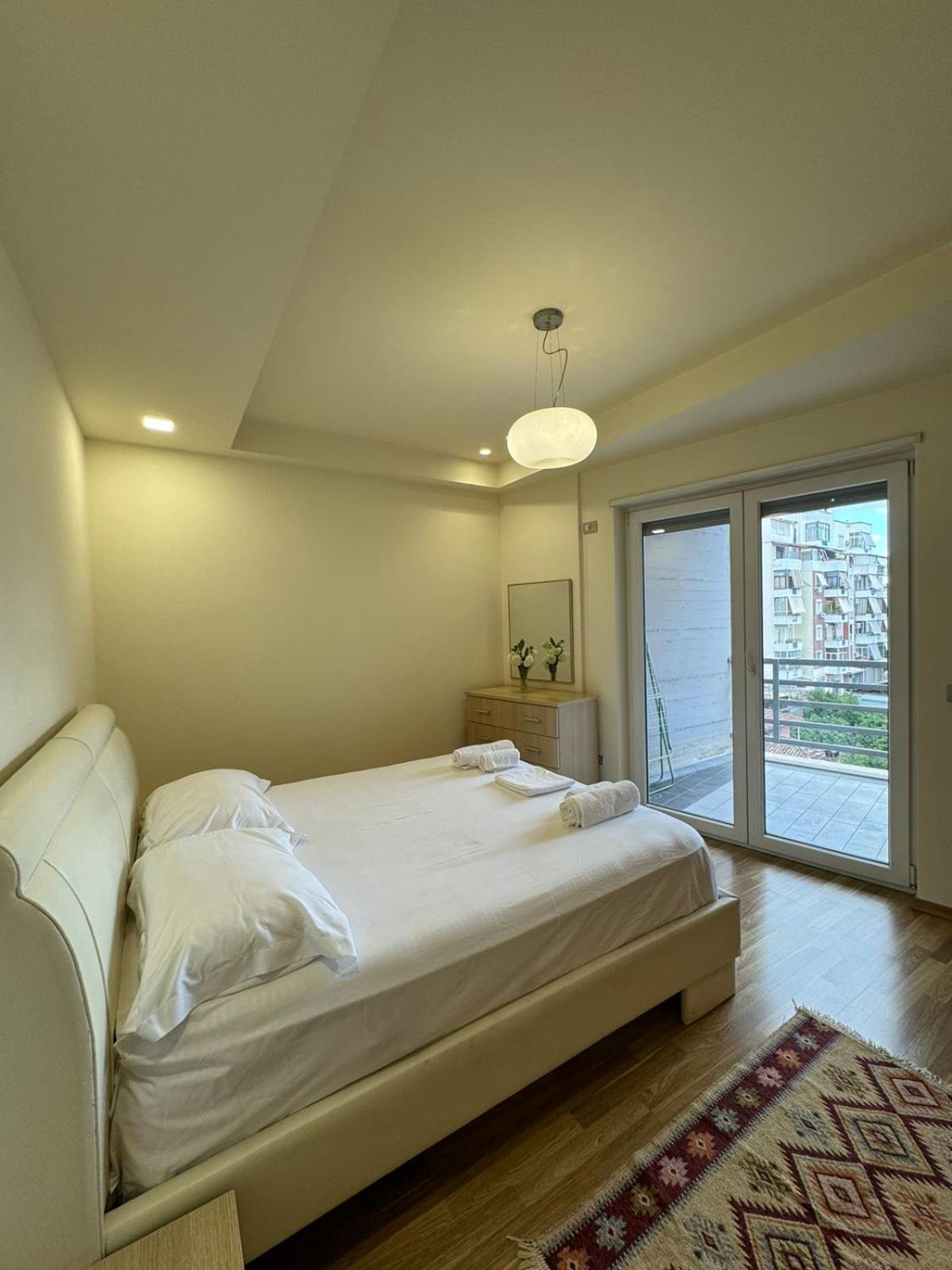 Diem Apartment near Pazari i Ri