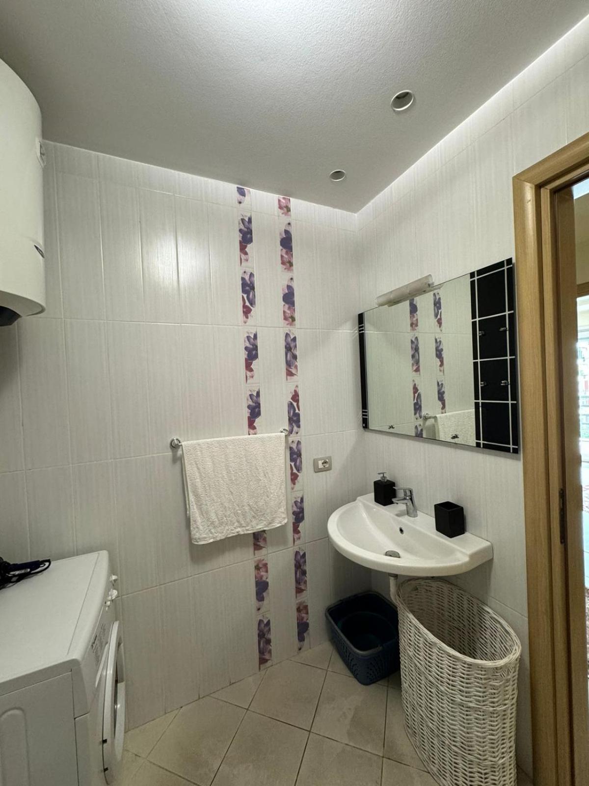 Diem Apartment near Pazari i Ri