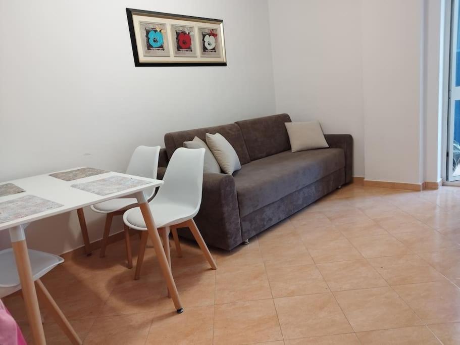 Glen's Apartament at Qerret Beach