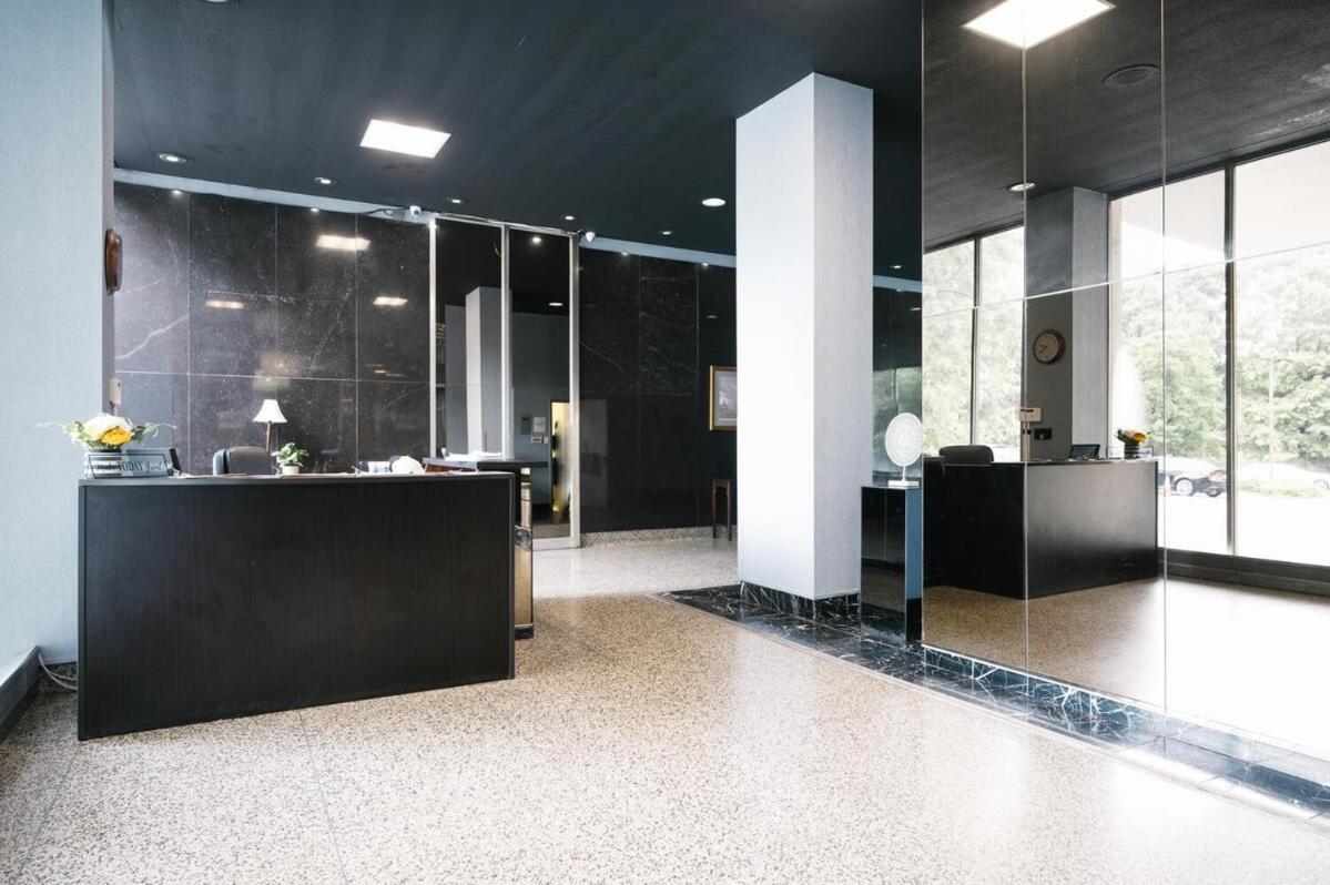 Renovated 2 Bedroom Condo Free Parking LM1405 view 3