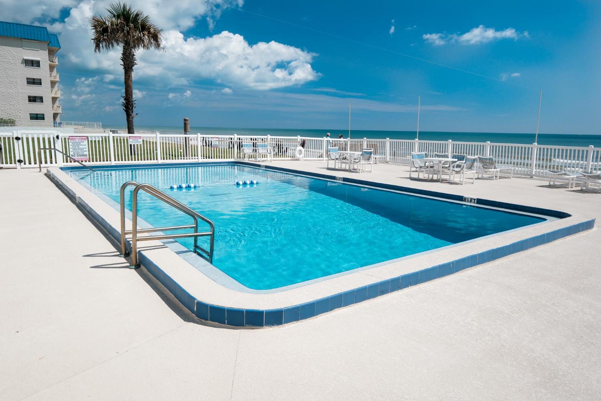Oceanside Village Townhouse No Drive New Smyrna Beach, Private Ground Floor Patio w Grill
