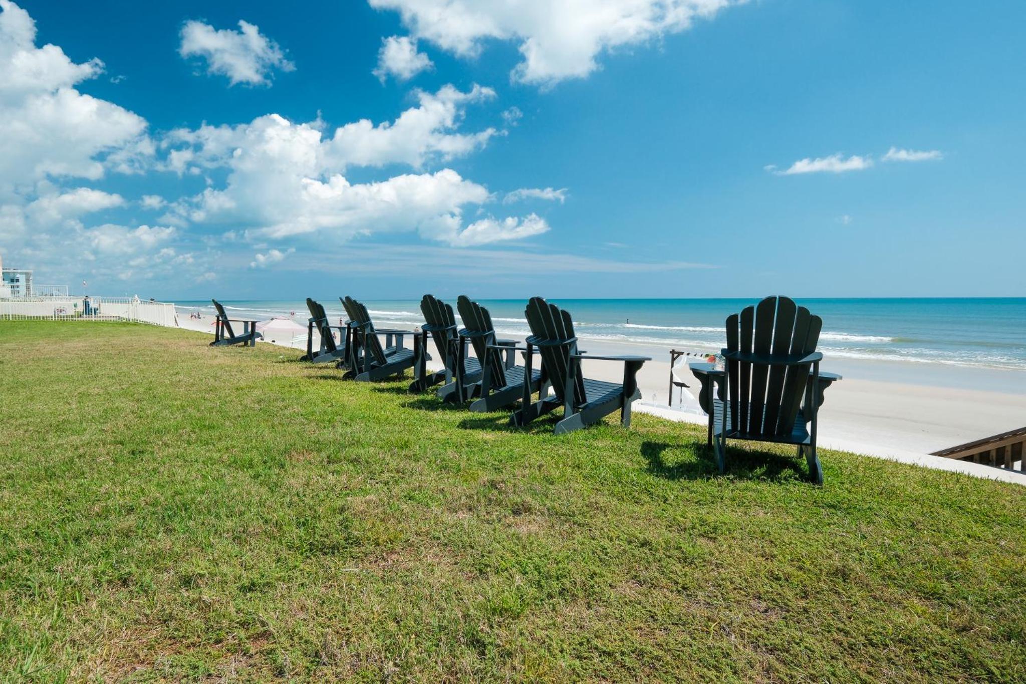 Oceanside Village Townhouse No Drive New Smyrna Beach, Private Ground Floor Patio w Grill