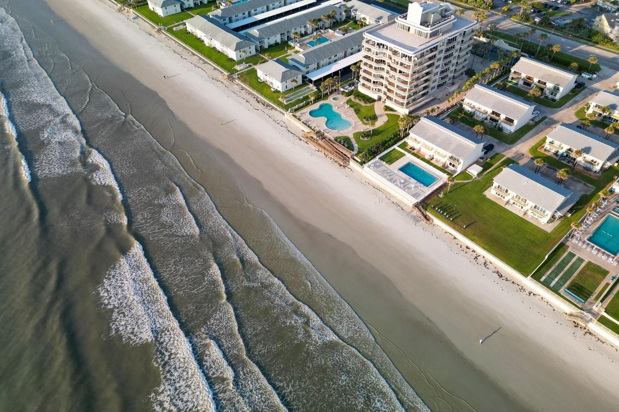 Oceanside Village Townhouse No Drive New Smyrna Beach, Private Ground Floor Patio w Grill