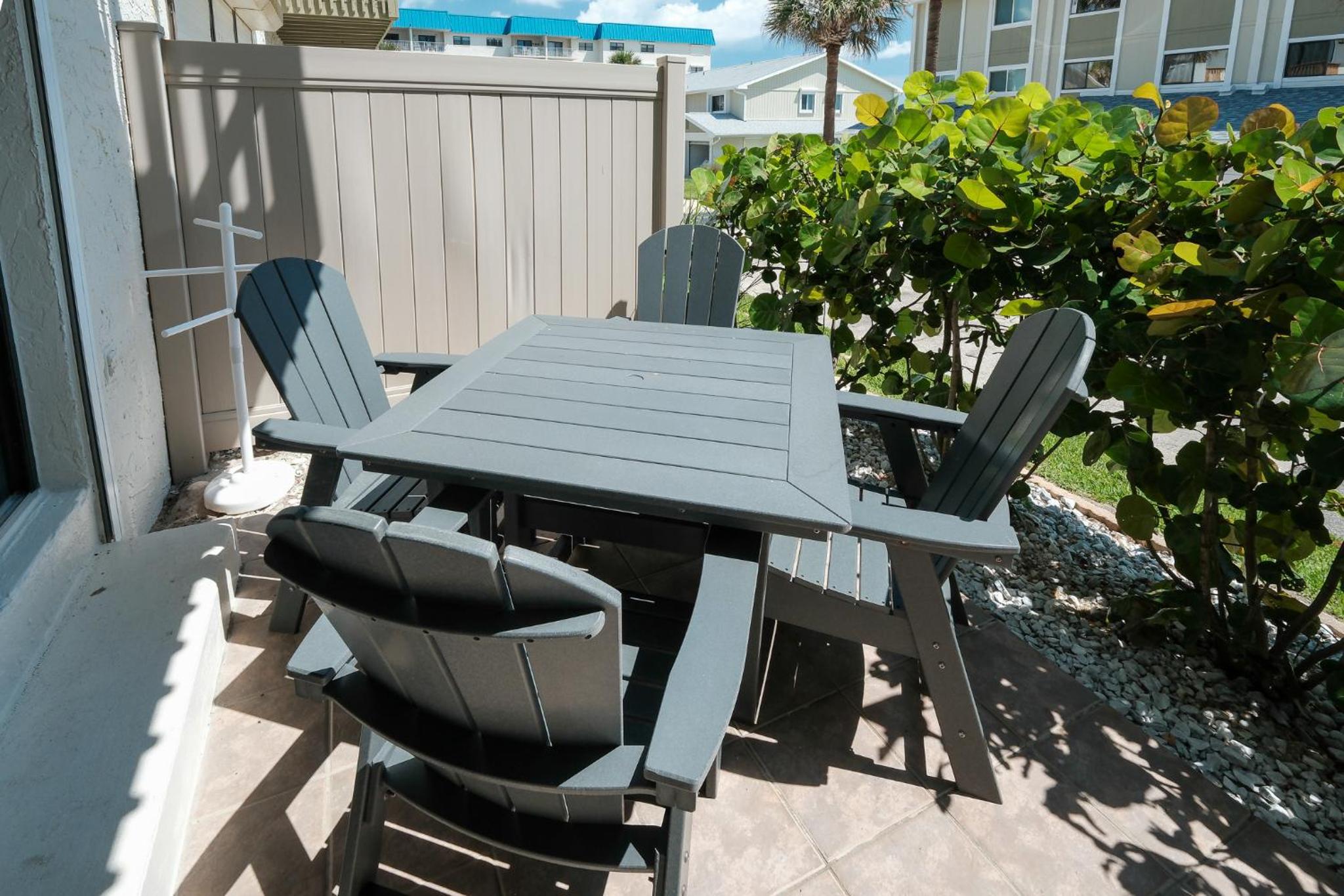 Oceanside Village Townhouse No Drive New Smyrna Beach, Private Ground Floor Patio w Grill