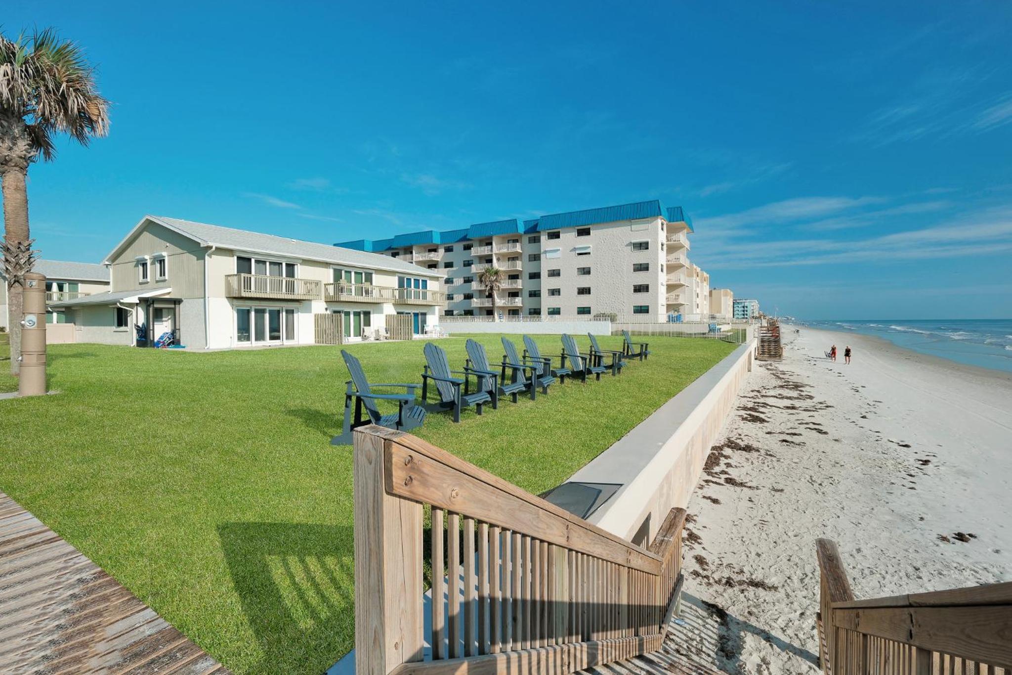 Oceanside Village Townhouse No Drive New Smyrna Beach, Private Ground Floor Patio w Grill