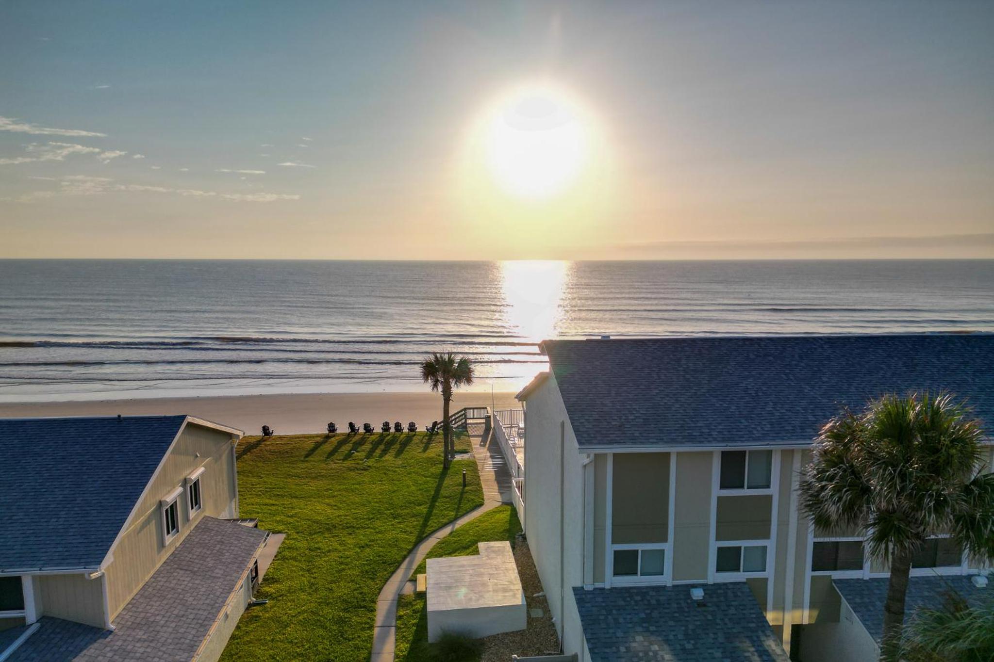 Oceanside Village Townhouse No Drive New Smyrna Beach, Private Ground Floor Patio w Grill