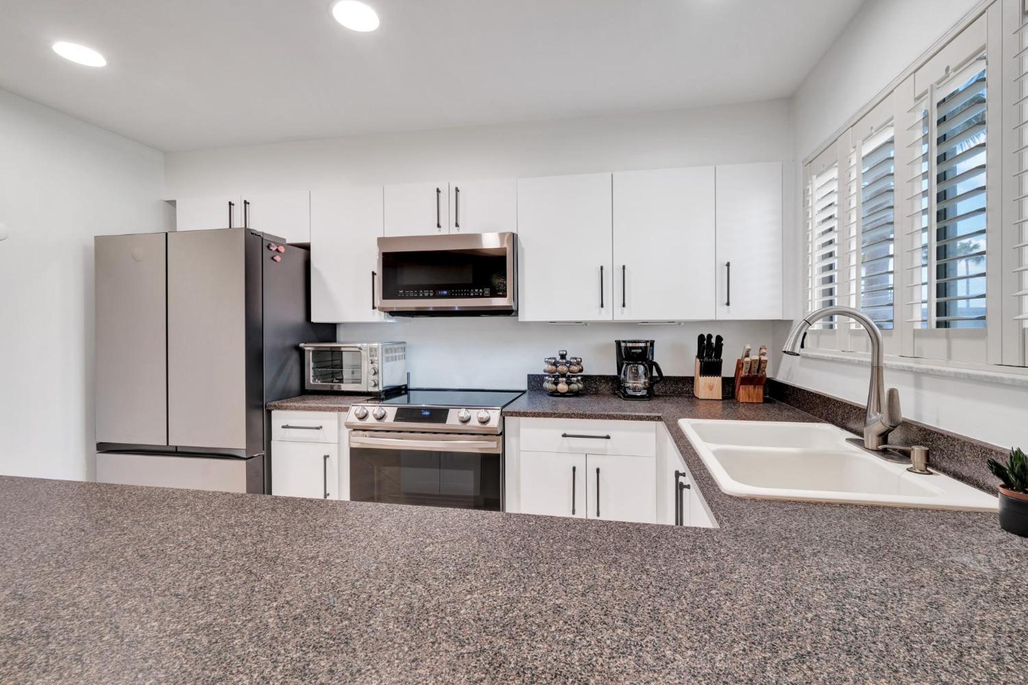 Oceanside Village Townhouse No Drive New Smyrna Beach, Private Ground Floor Patio w Grill