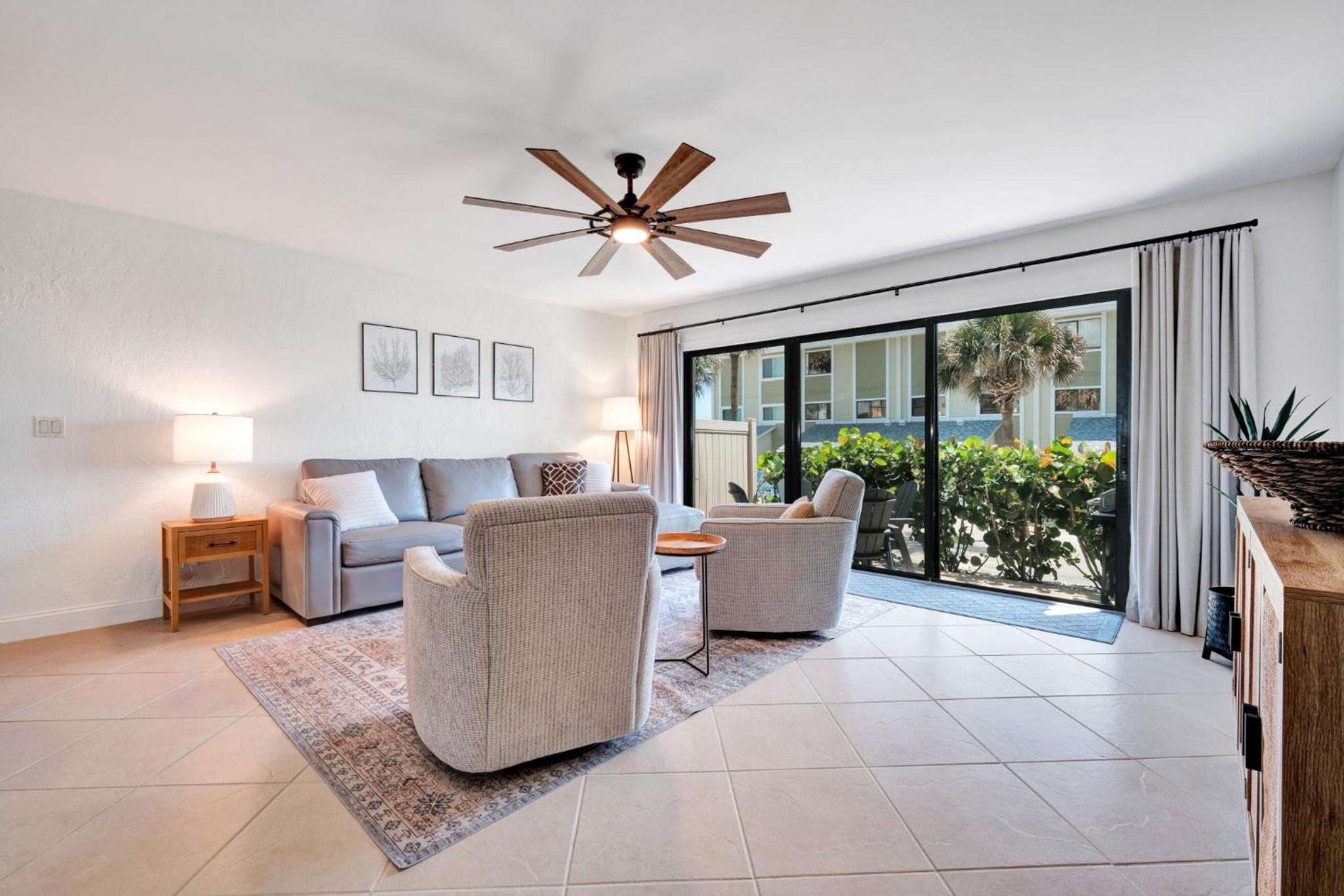 Oceanside Village Townhouse No Drive New Smyrna Beach, Private Ground Floor Patio w Grill