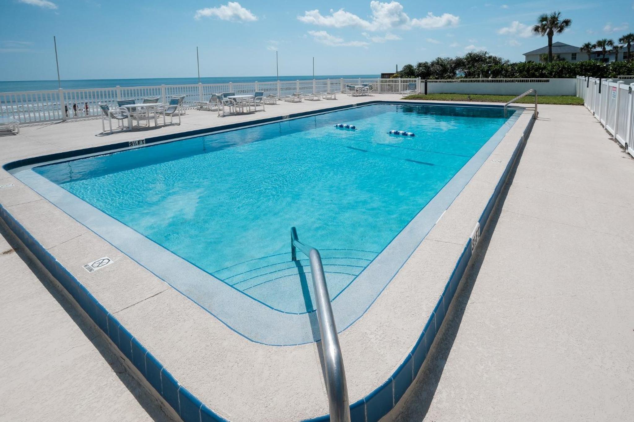 Oceanside Village Townhouse No Drive New Smyrna Beach, Private Ground Floor Patio w Grill